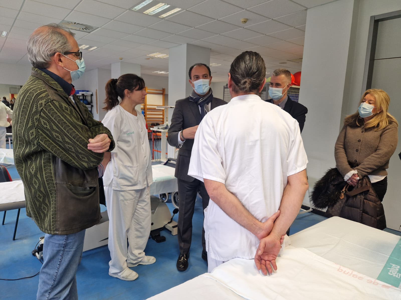 Visita del consejero al área de rehabilitación del hospital de Jaca