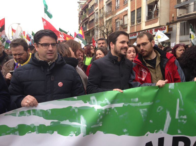 Albeto Garzón, junto a Pedro García, teniente de alcalde del Ayuntamiento de Córdoba; y Toni Valero