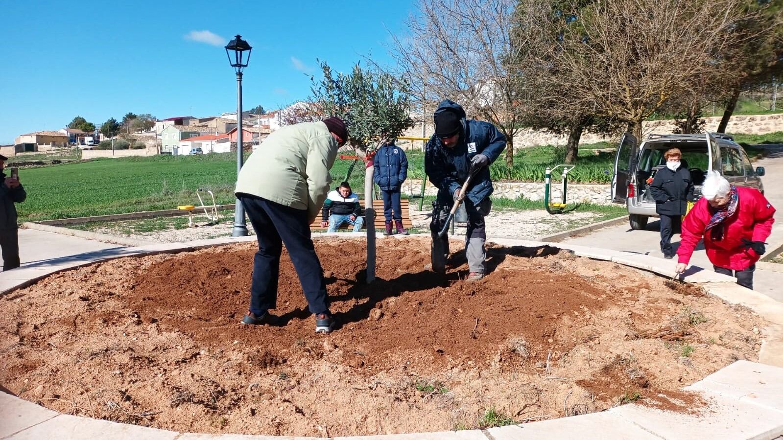 Acto de plantación de un olivo en Chumillas (Cuenca) en pasado 2 de abril.