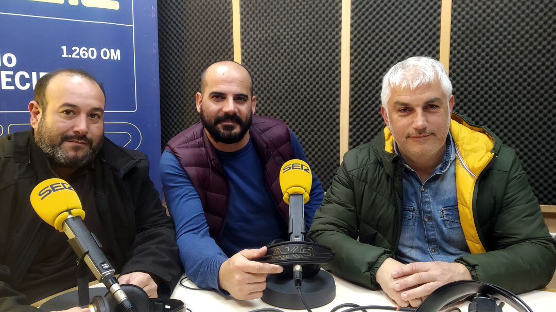 José Antonio Aragón, Rafael Serrano y Antonio Jesús Gómez, miembros de FAS Portuarios, pasan por Radio Algeciras para hacer efectivo su donativo de 3.000 € para Navidad con Amor.