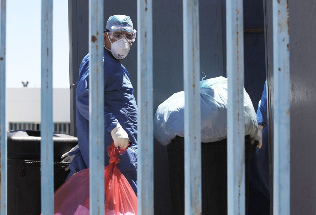 Un enfermero desechando residuos biológicos del área especializada de Covid-19 del IMSS llamada &quot;casa asegurada&quot; en Ciudad Juárez, estado de Chihuahua (México)