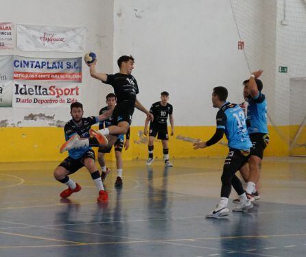 David Quiles lanzando en suspensión