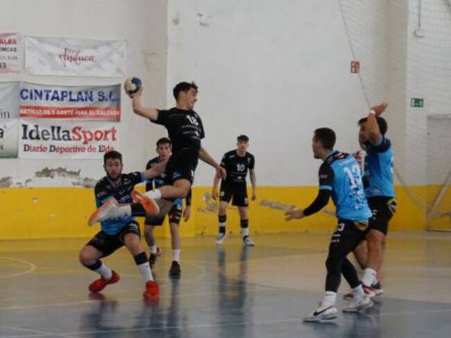 David Quiles lanzando en suspensión