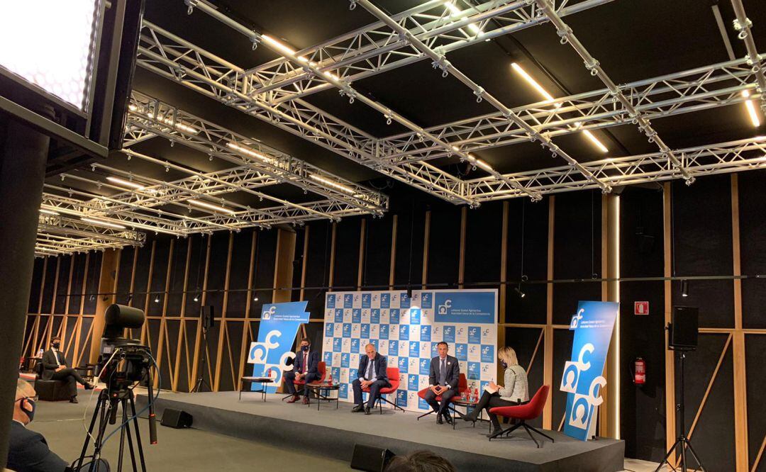 Mesa redonda sobre &quot;Derecho de la competencia y los nuevos retos en el fútbol profesional ante la pandemia&quot; 