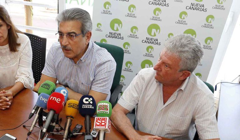 El diputado de Nueva Canarias, Pedro Quevedo, junto al presidente del partido durante una rueda de prensa 