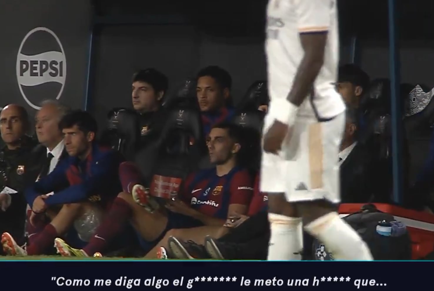 Ferran muestra su enfado en el banquillo del Barça