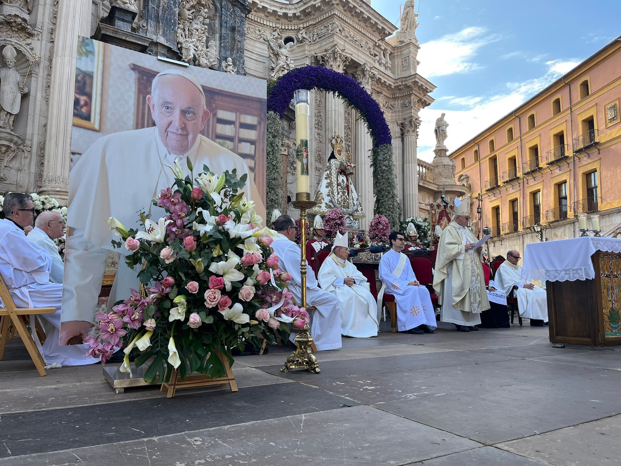 La imagen del Papa preside la misa del Bando de la Huerta