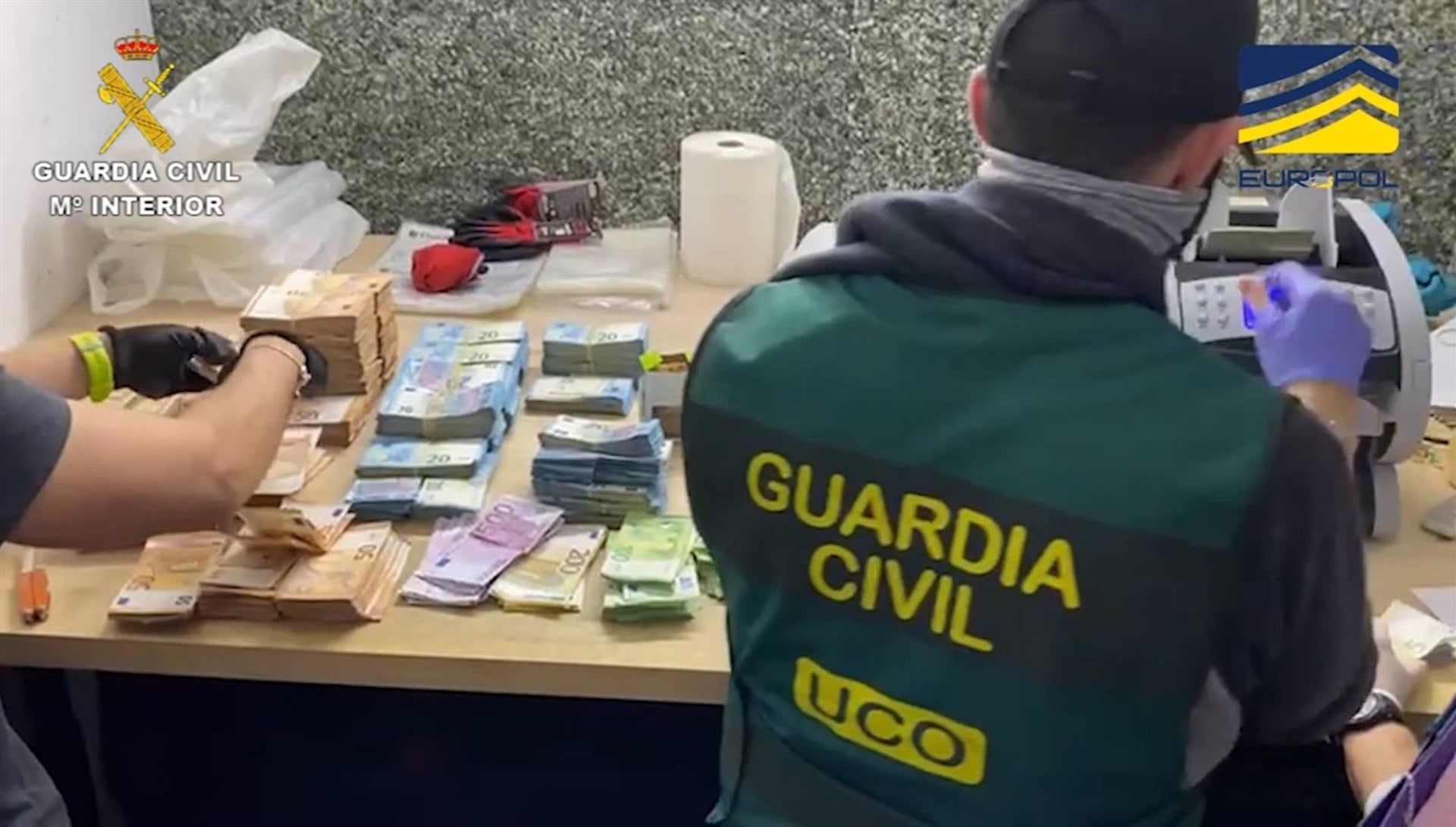 La Guardia Civil, mediante la que se ha denominado operación &#039;Whitewall&#039;, ha desarticulado la organización criminal internacional más importante que operaba en España dedicada al blanqueo de capitales, donde en poco más de año y medio podrían haber blanqueado más de 200.000.000 euros a través del conocido método &#039;Hawala&#039;.