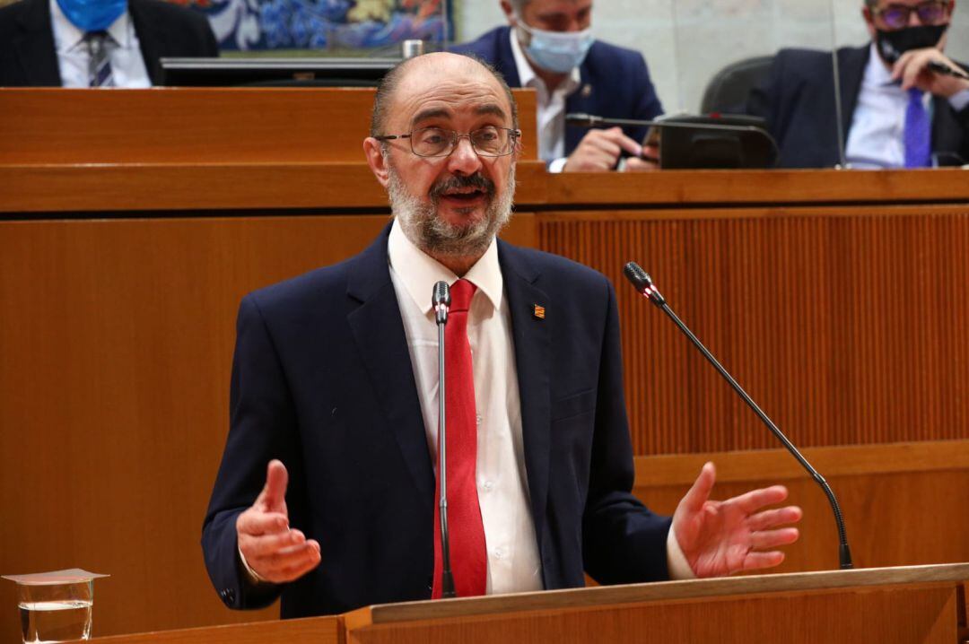 El presidente Lambán durante su intervención en el debate del estado de la comunidad. 