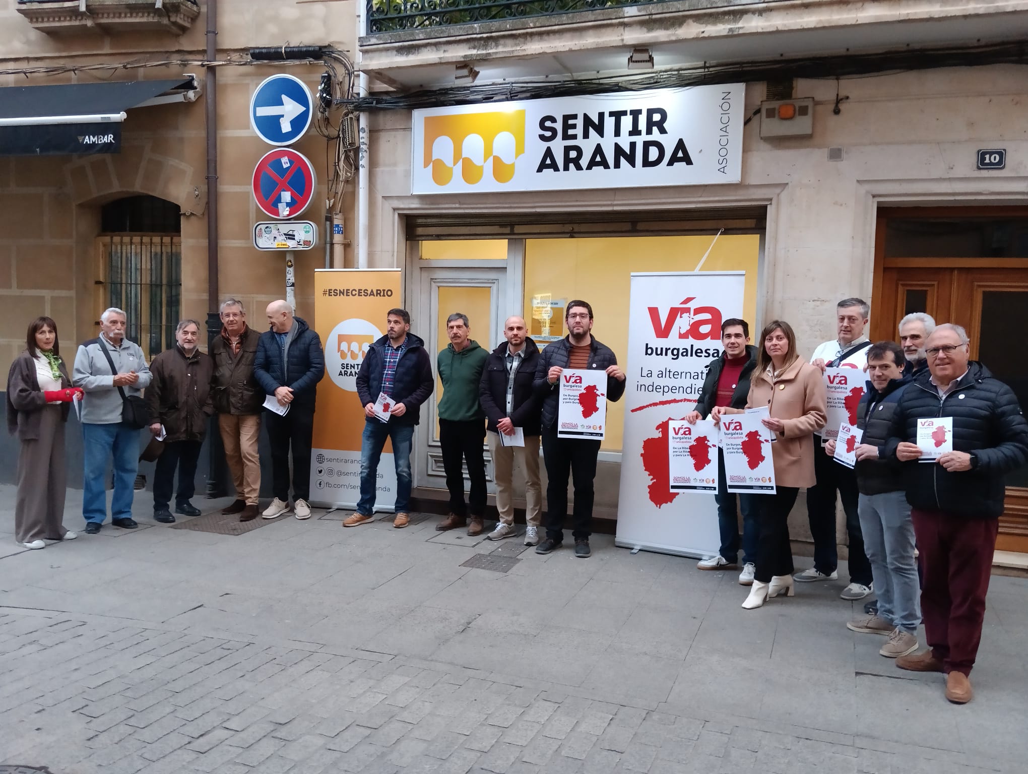 Foto de familia a la puerta de la sede de Sentir Aranda