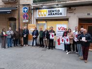 Foto de familia a la puerta de la sede de Sentir Aranda