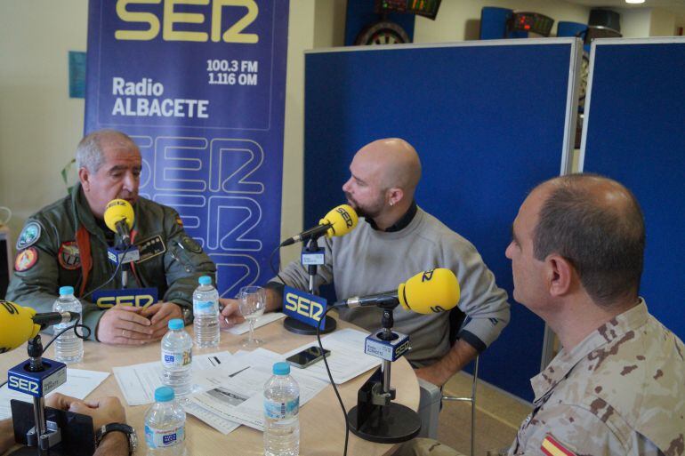 Momento del programa especial en Radio Albacete con motivo del primer aniversario del accidente de la base de los Llanos