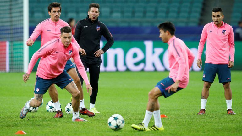 Los jugadores del Atlético entrenan en Bakú en la víspera del partido ante el Qarabag.