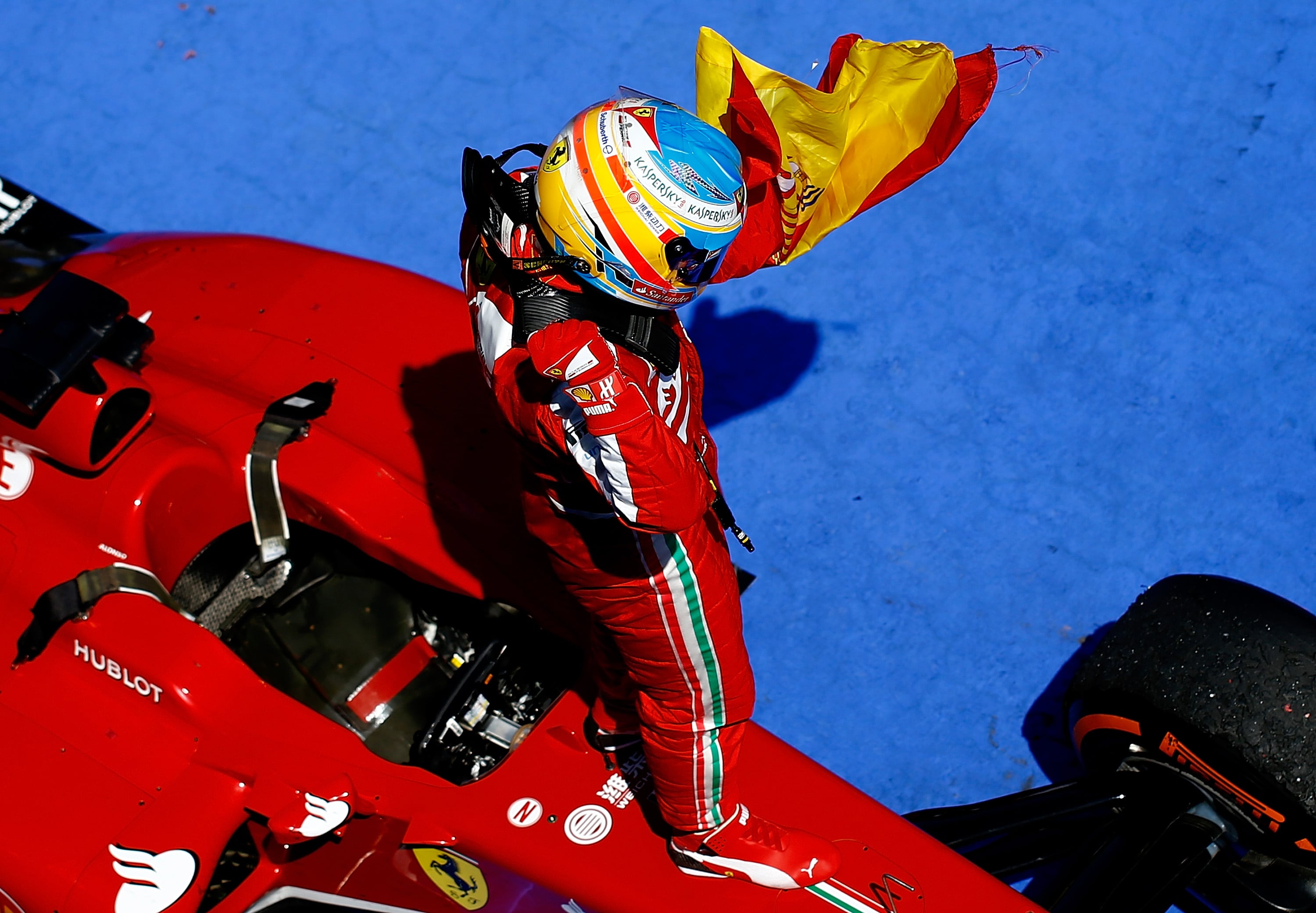 Fernando Alonso celebra la victoria con Ferrari en el GP de España en Montmeló 2013.  (Photo by Vladimir Rys Photography/Getty Images)