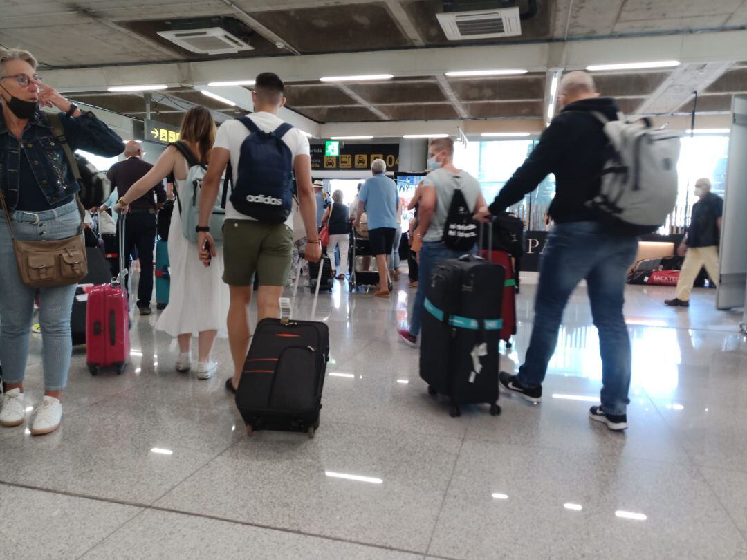 Pasajeros en el aeropuerto de Palma.