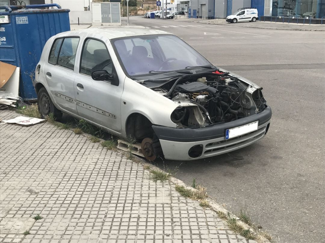 Los coches abandonados en la vía pública acaban siendo un problemas para todas las ciudades.