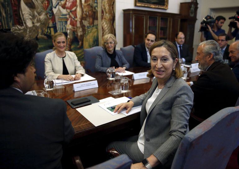 La ministra de Fomento en funciones, Ana Pastor (en primer término-c), la presidenta de la Comunidad de Madrid, Cristina Cifuentes (fondo-i), y la alcaldesa de Madrid, Manuela Carmena (fondo-2i), durante la reunión de este viernes en el Ministerio de Fome