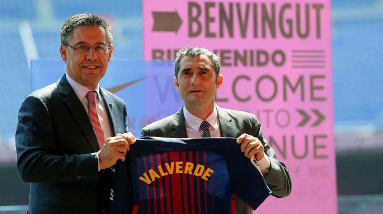 Ernesto Valverde posa con el presidente del club, Josep Maria Baromeu, durante su presentación como nuevo entrenador del FC Barcelona.