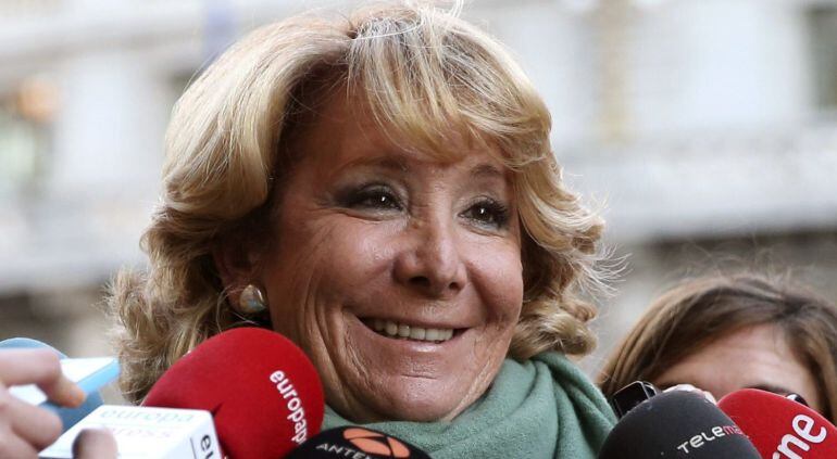 GRA384. MADRID, 04/03/2015.- La presidenta del PP de Madrid, Esperanza Aguirre, realiza declaraciones a los periodistas a su llegada hoy a una conferencia de Isabel San Sebastián, en las que ha otorgado &quot;todo&quot; su apoyo como posible candidato autonómico al presidente de la Comunidad de Madrid, Ignacio González, que según ha asegurado tiene un historial &quot;absolutamente intachable&quot;. EFE/Alberto Martín