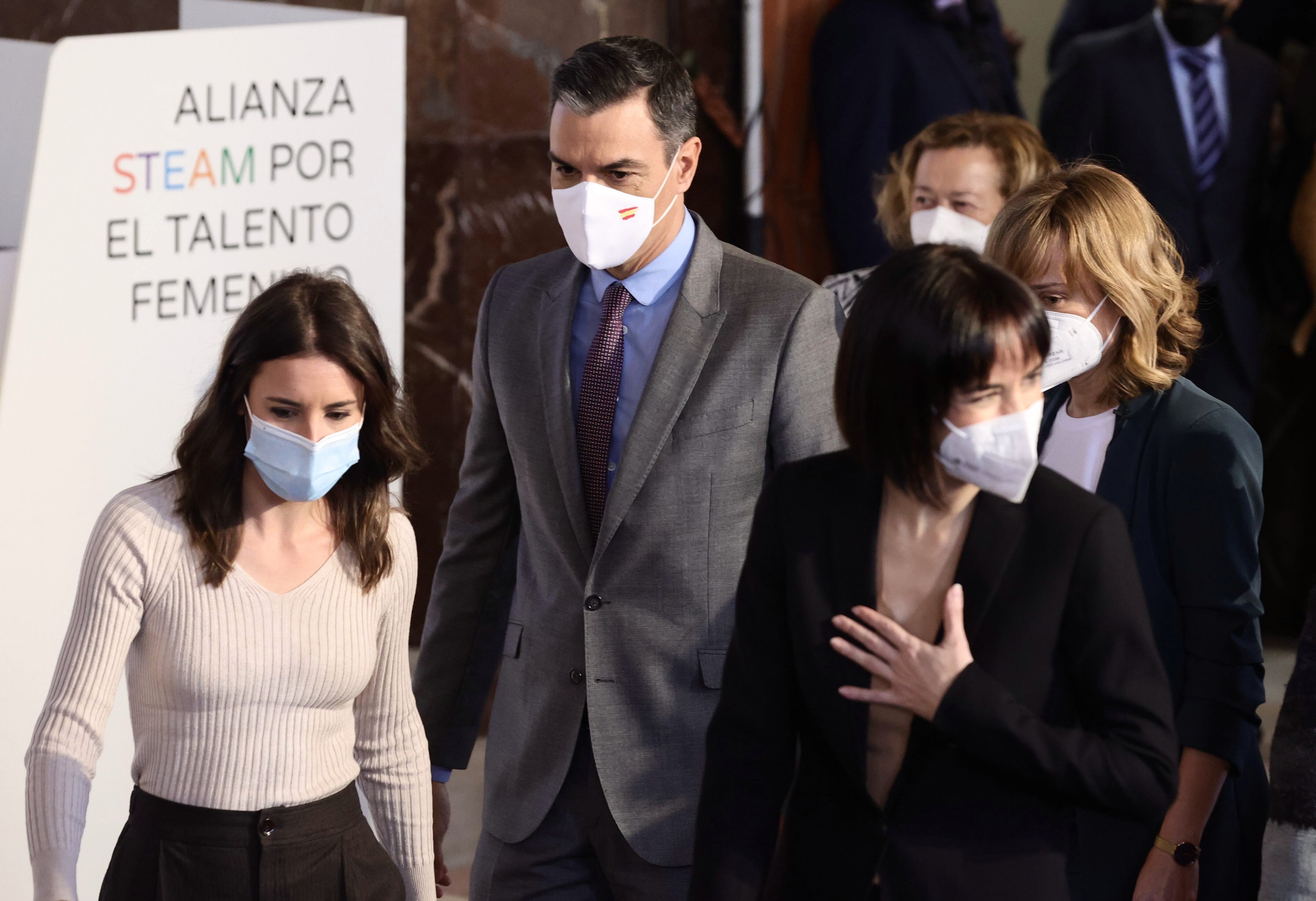 El presidente del Gobierno, Pedro Sánchez, junto con la ministra de Igualdad, Irene Montero