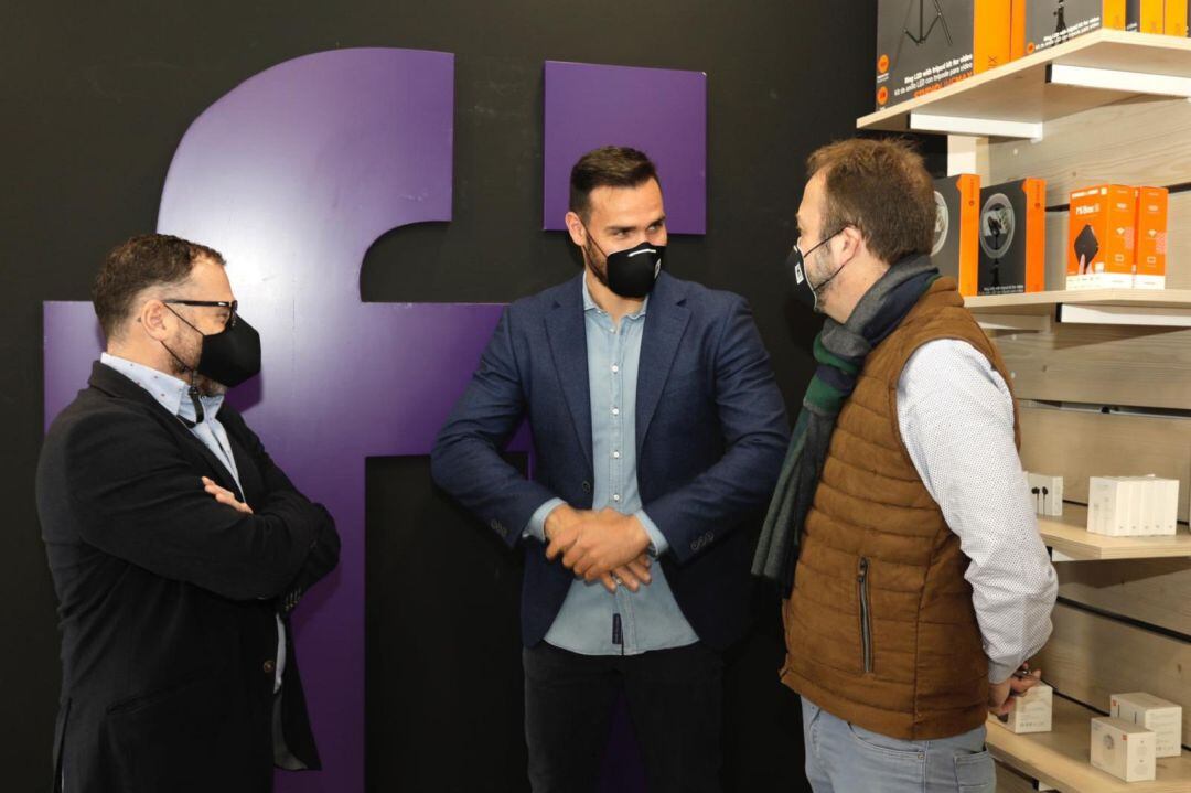 Saúl Craviotto inaugurando la tienda de Vitoria.