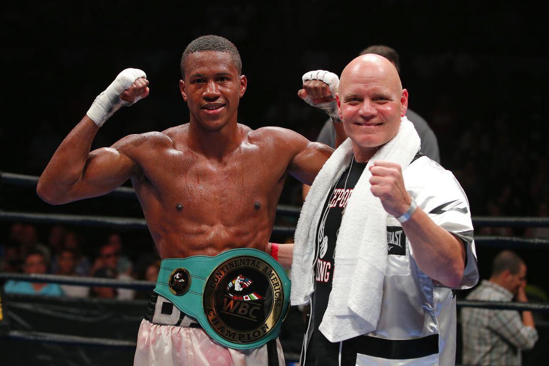 Patrick Day y Joe Higgins, después de que el boxeador consiguiese el cinturón de campeón de la WBC Continental Americas, en 2017