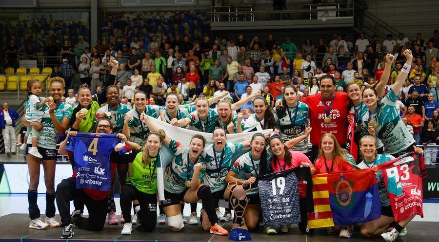 Las jugadoras del Atticgo posan con la Copa de la Euro Cup en la pista del Iuventa eslovaco