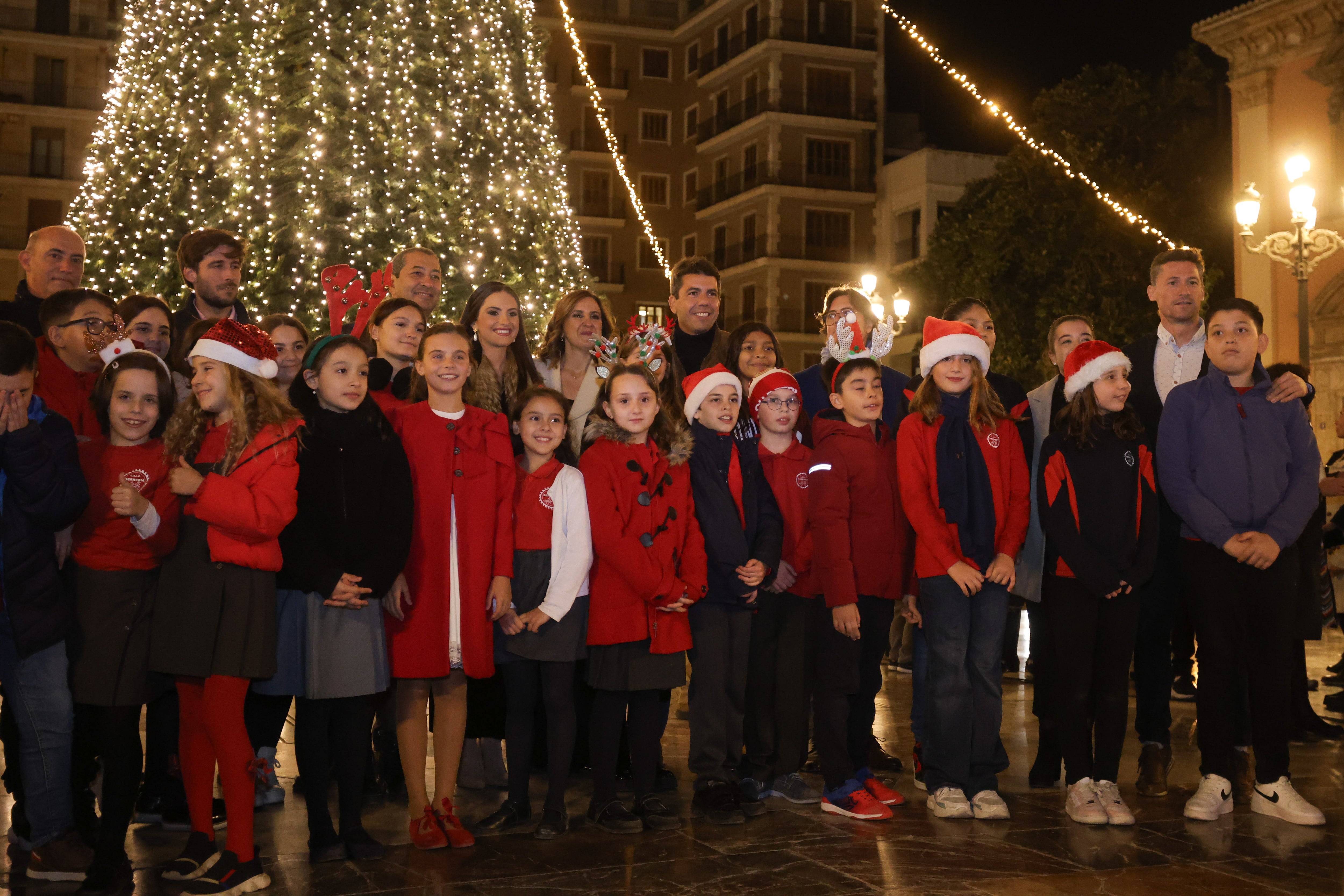 El president de la Generalitat, Carlos Mazón, y la alcaldesa de València, María José Catalá, han acompañado a las falleras mayores en el encendido de la iluminación navideña de la ciudad.