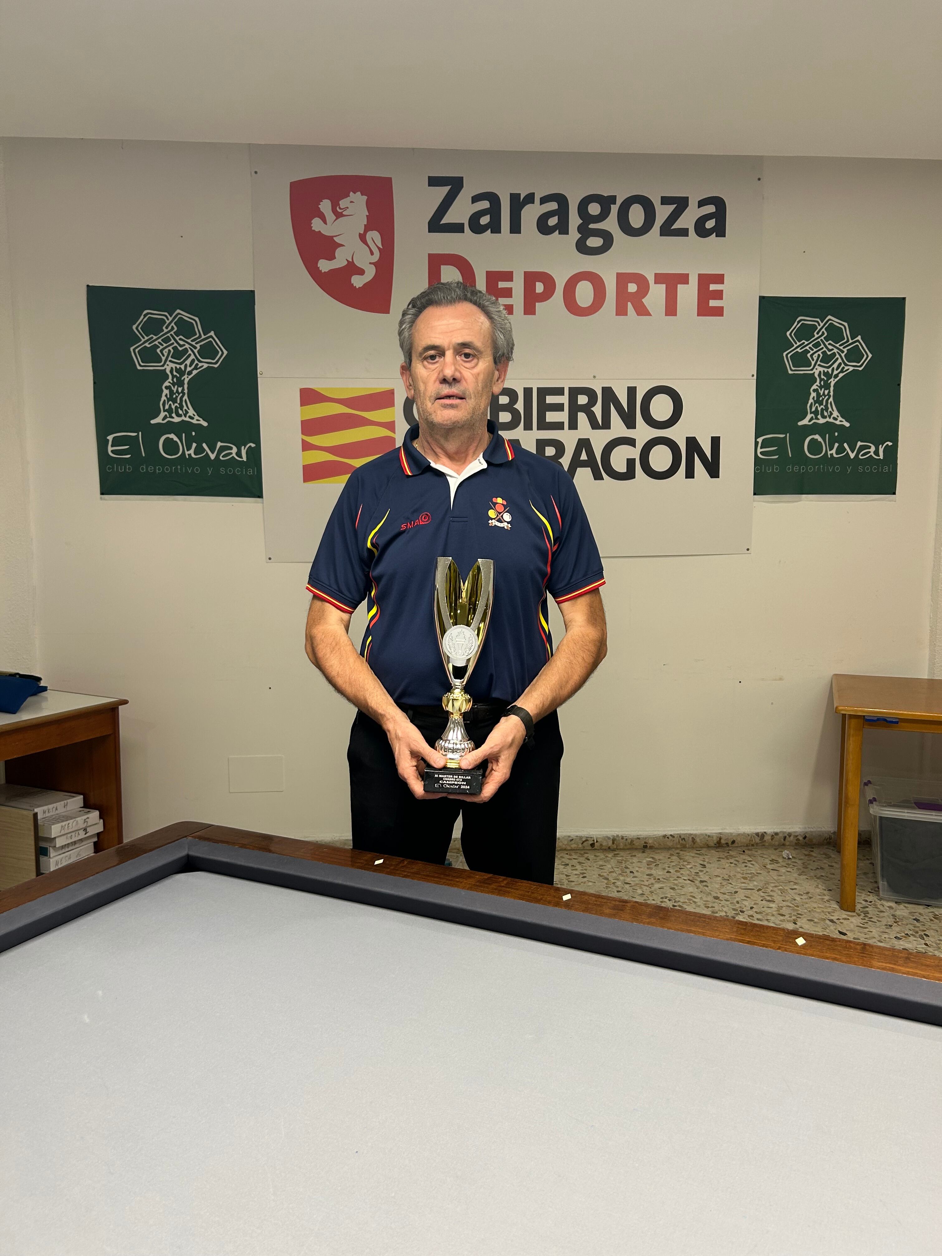 Carmelo Garcés con el trofeo conseguido