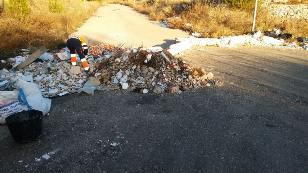 Un operario retirando a mano los residuos depositados en un lugar no autorizado como vertedero.