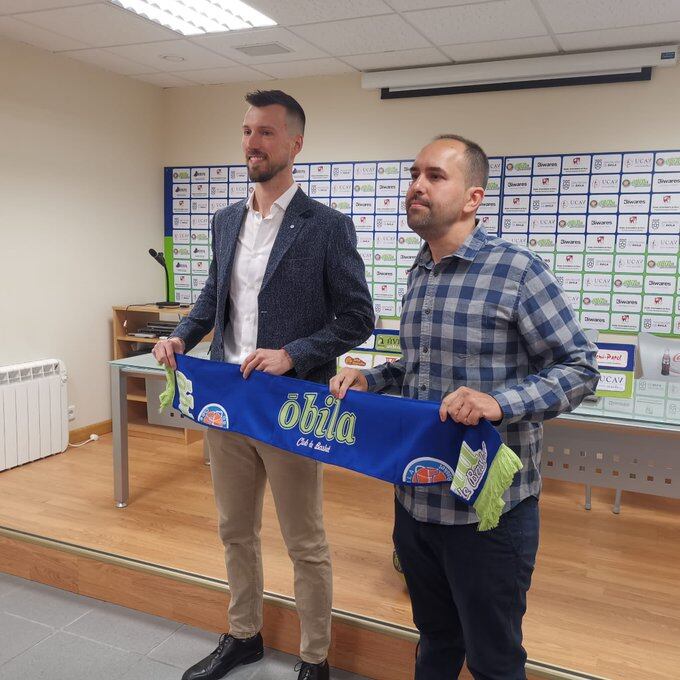 Antonio Déniz, en primer término, junto al presidente del Óbila, Jonah Callenbach