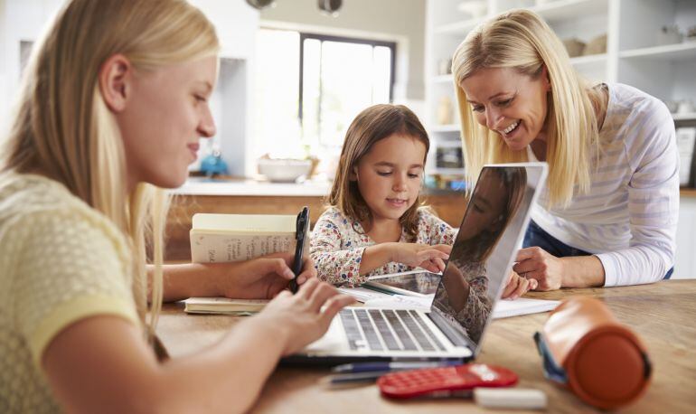 Hacen los deberes y sonríen porque les funciona el wifi; si no, no estarían tan felices.