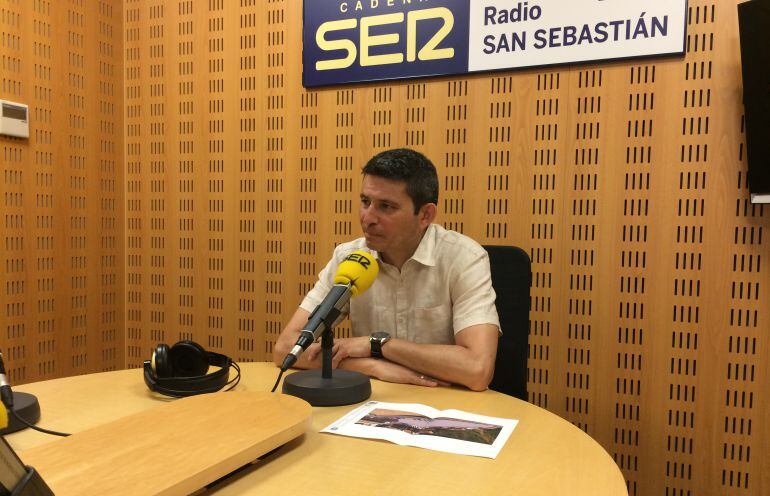 El concejal de Urbanismo, Enrique Ramos, en los estudios de Radio San Sebastián. 