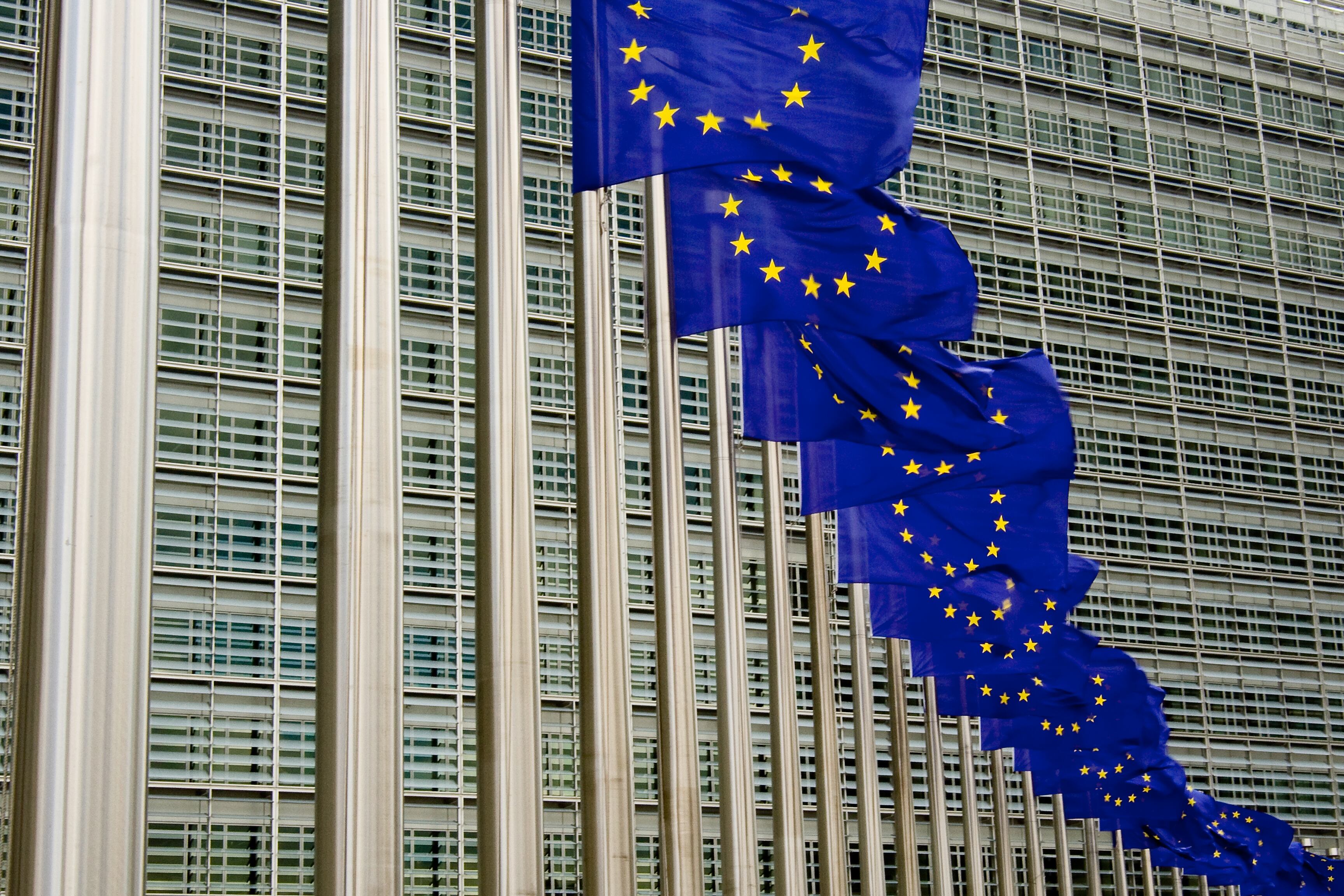 Banderas de la UE frente a la Comisión Europea y el Parlamento, en Bruselas.