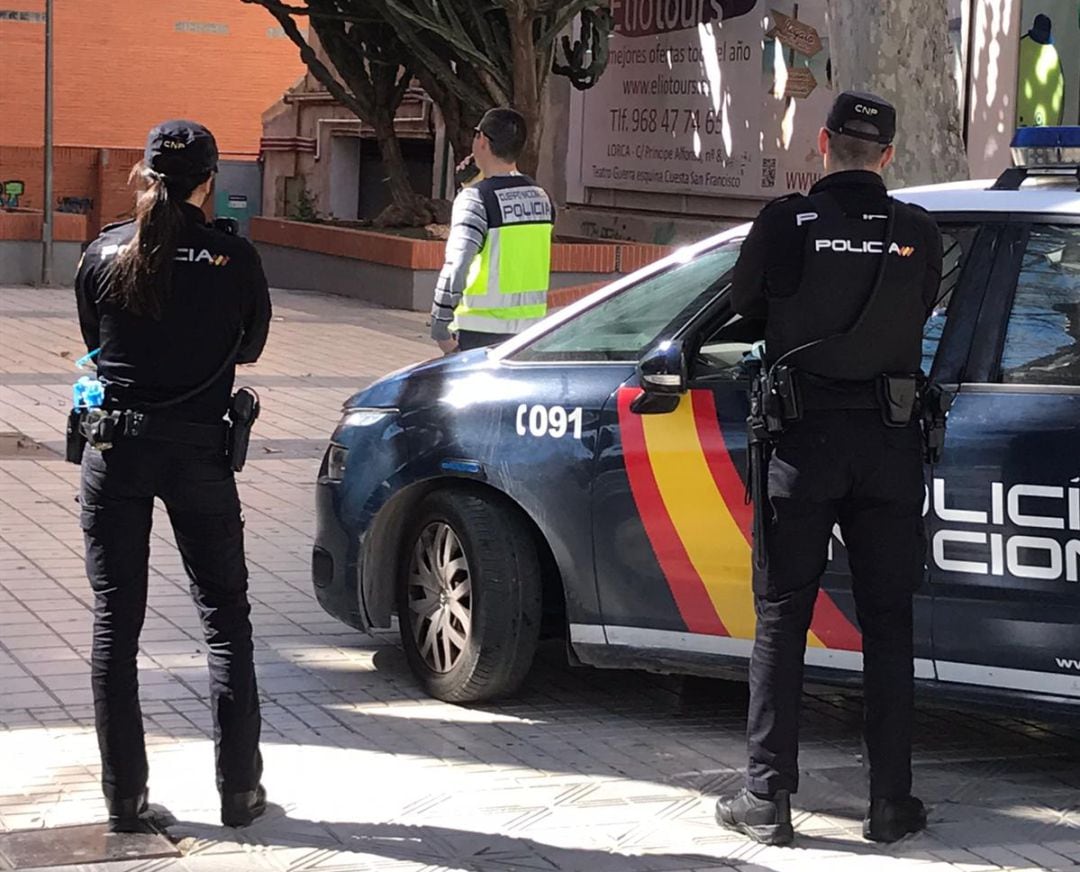 Detienen a un matrimonio acusado de obligar a sus tres hijos menores a ejercer la mendicidad en Lorca 