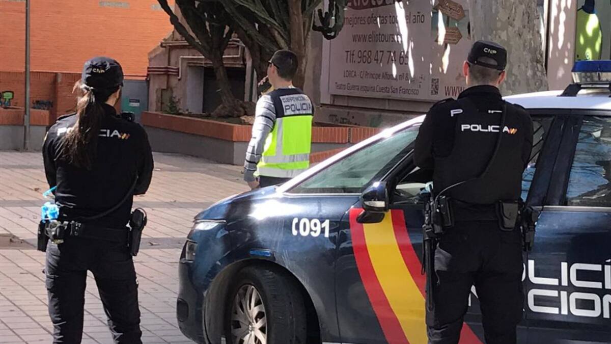 Detienen a un matrimonio acusado de obligar a sus tres hijos menores a ejercer la mendicidad en Lorca