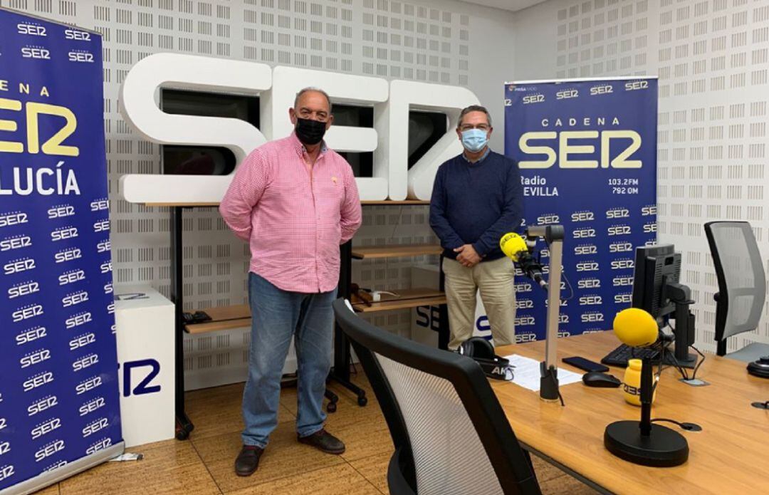 Pedro Preciado y Salomón Hachuel en los estudios de Radio Sevilla