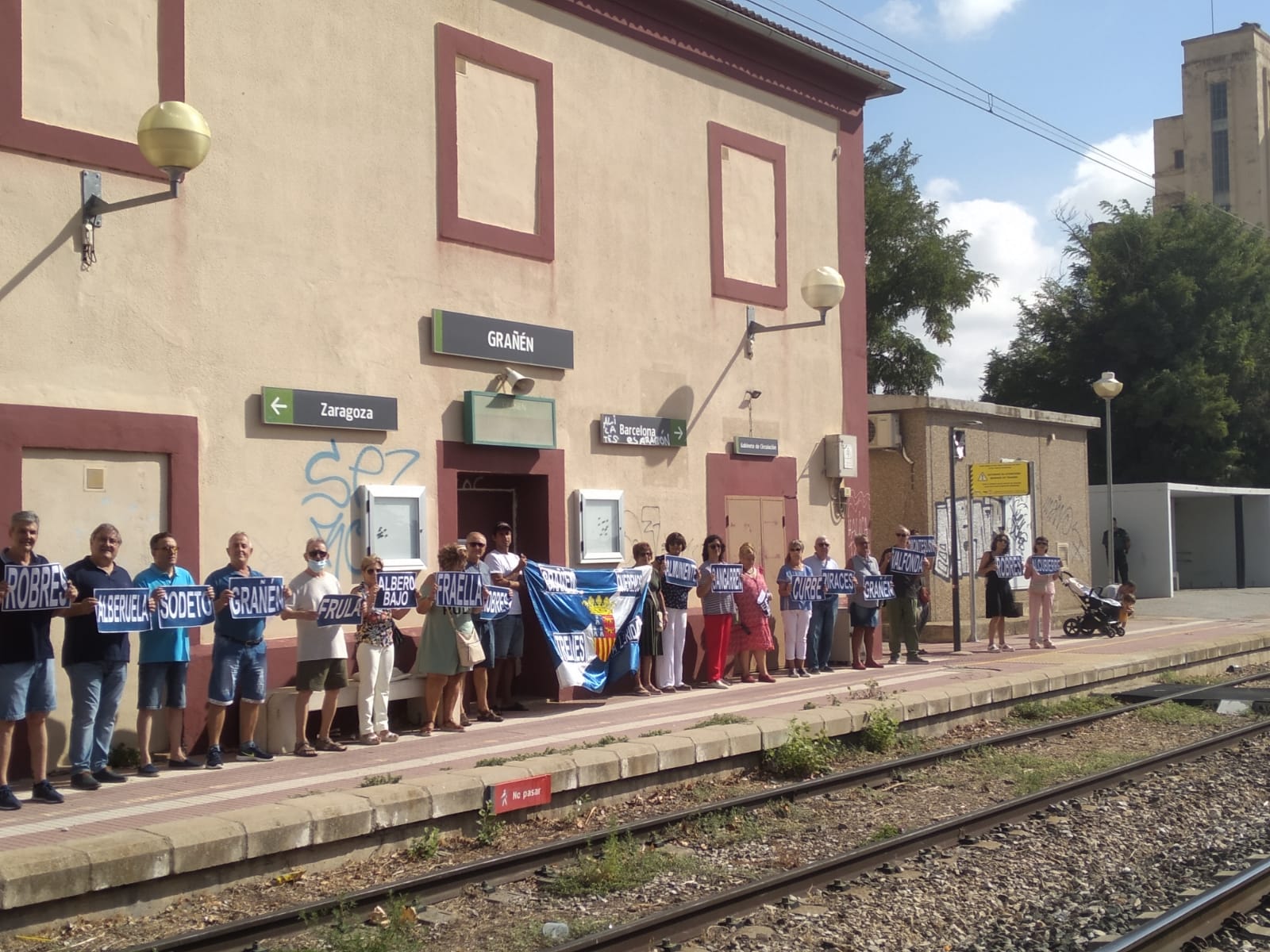 Concentración de Monegros, no pierdas tu tren, en la estación de Grañén