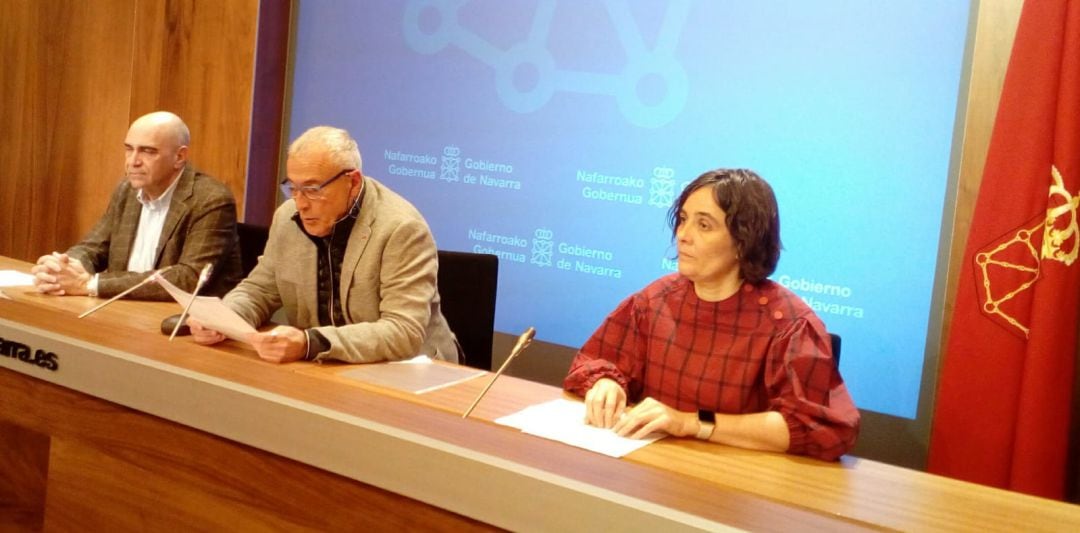 El gerente de Atención Primaria, Manuel Carpintero, el director general de Salud, Carlos Artundo, y la jefa del Servicio de Cuidados Asistenciales y Atención Domiciliaria, Ana Ariztegui