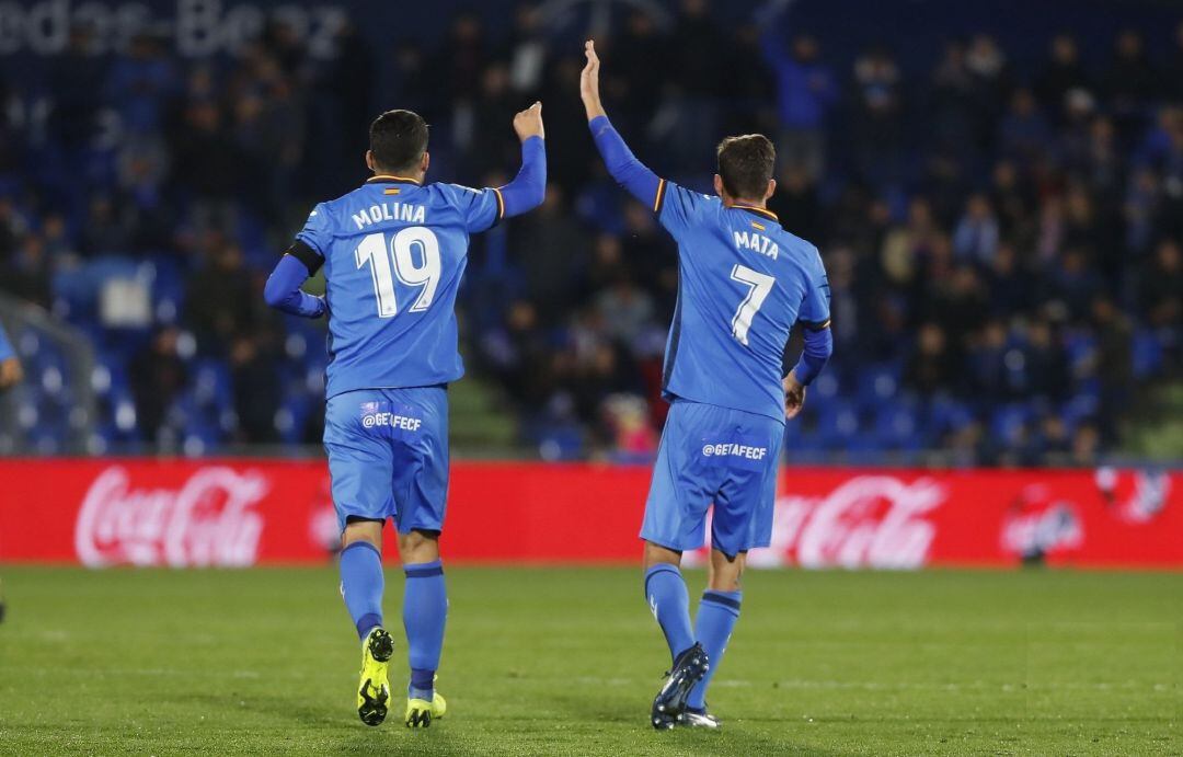 Jorge Molina y Jaime Mata celebran un gol del Getafe 
 