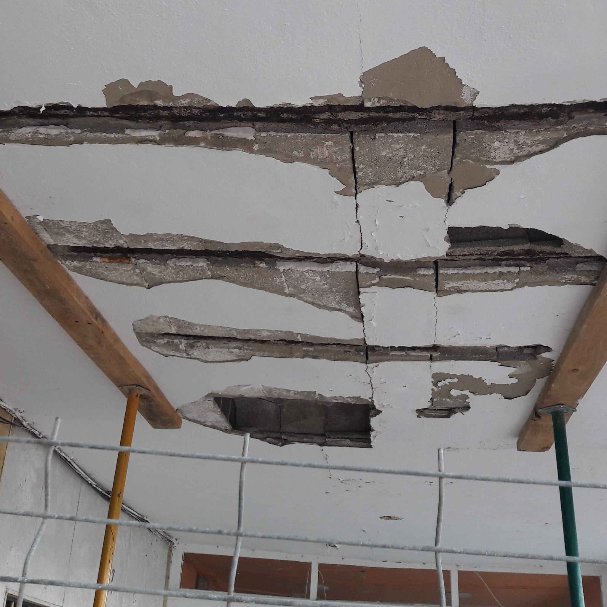 Desperfectos ocasionados en un edificio por la exposición al mar.