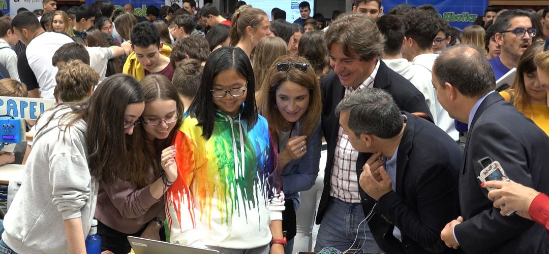 Los alumnos de 55 institutos de diferentes puntos de España han mostrado sus creaciones en la nueva edición de Robocampeones en Fuenlabrada.