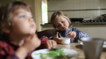 "Mis hijos saben que son veganos y muchas veces corrigen a mis padres": así es la crianza 100% 'plant-based'