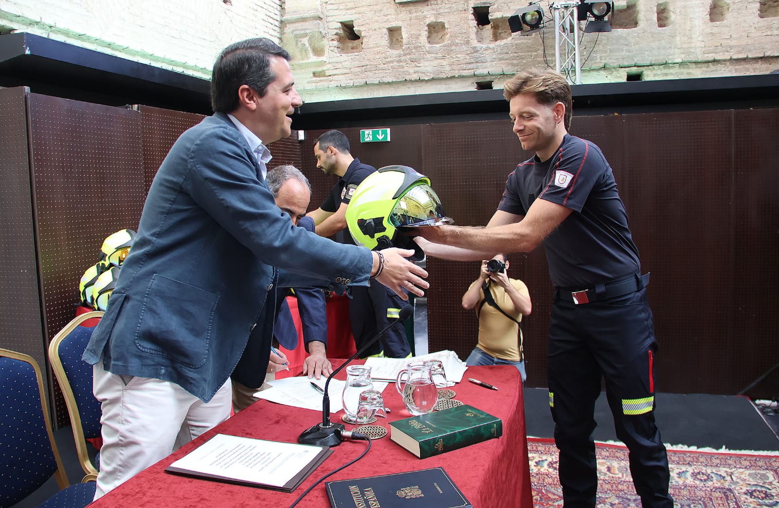 El alcalde de Córdoba, José María Bellido durante el acto de toma de posesión de los nuevos bomberos de Córdoba