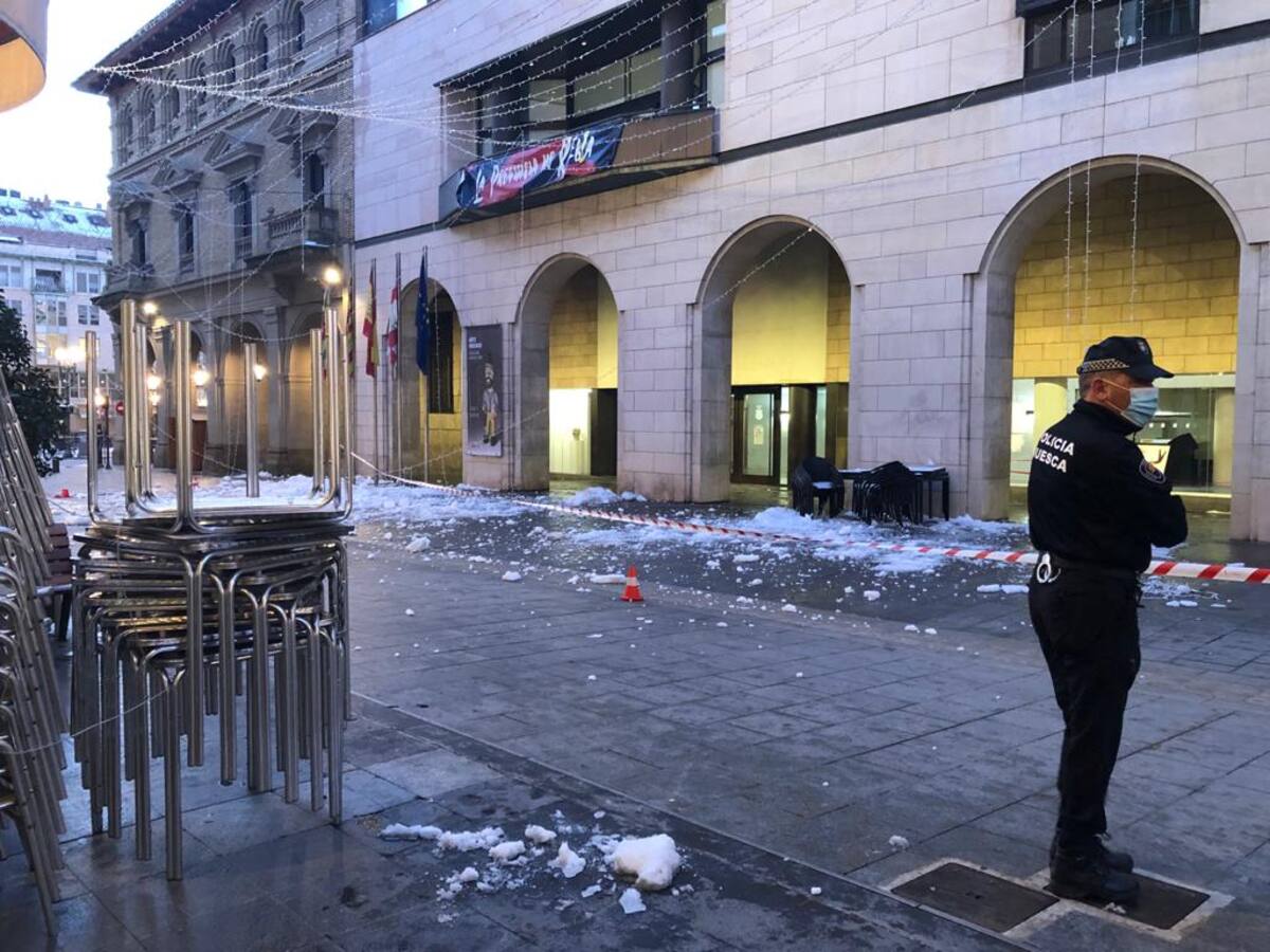 Cerrados los Porches de Galicia para retirar la nieve acumulada en los tejados