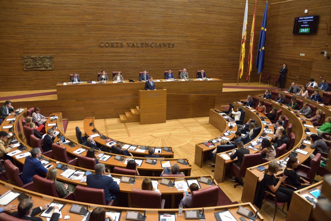 Pleno de investidura en Les Corts donde Ximo Puig anunció que una de sus primeras medidas sería convocar el Pacto Valenciano contra la Violencia Machista