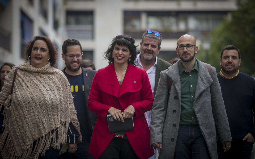 La coordinadora de Podemos Andalucía y portavoz de Adelantes Andalucía, Teresa Rodríguez, acompañada de su equipo 