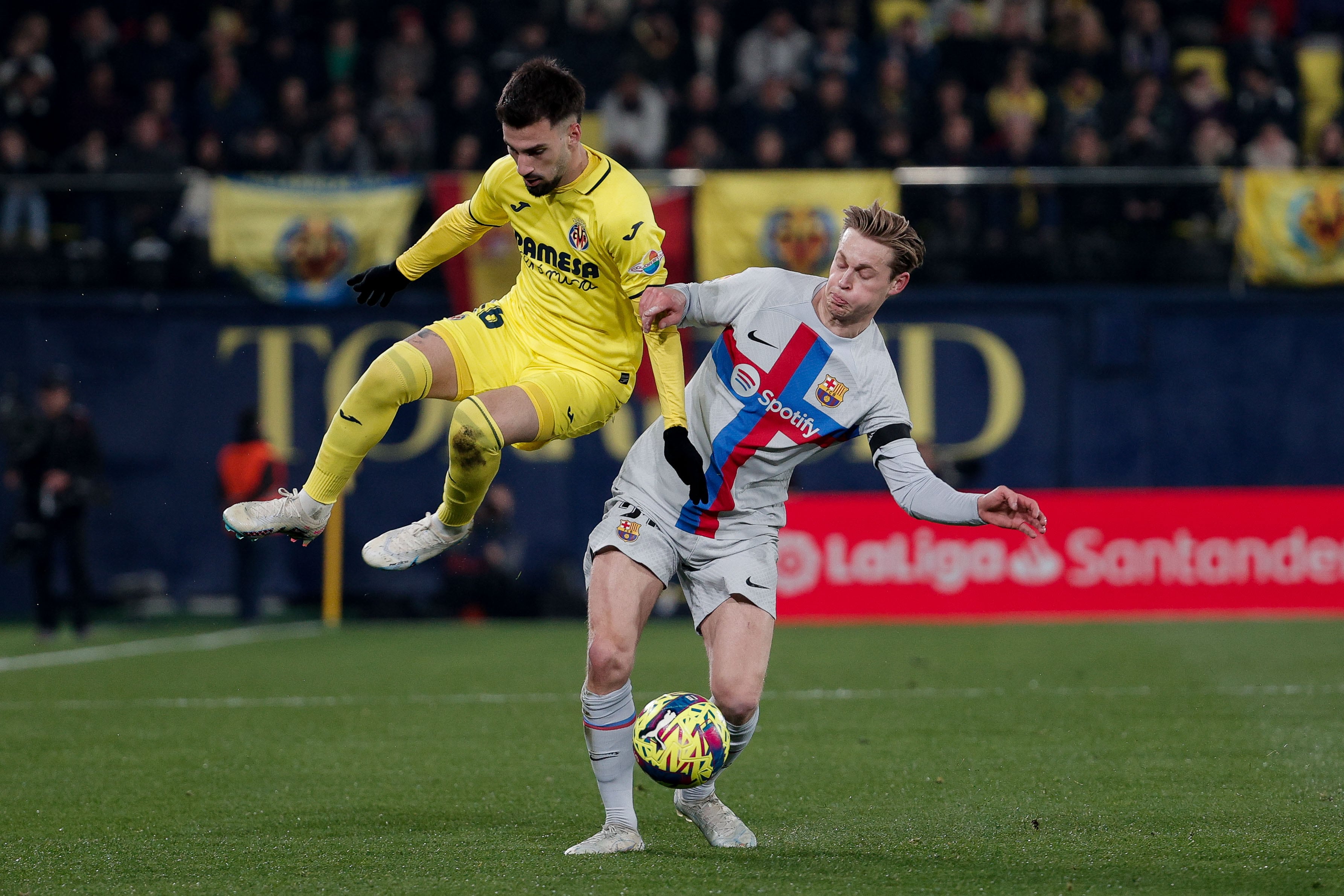 VILLARREAL (CASTELLÓN), 12/02/2023.- El centrocampista neerlandés del FC Barcelona Frenkie de Jong (d) disputa un balón con Álex Baena (i), centrocampista  del Villareal, durante el partido de Liga en Primera División que Villarreal CF y FC Barcelona disputan este domingo en el estadio de La Cerámica. EFE/Manuel Bruque
