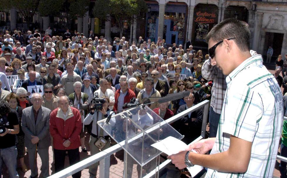 El Rodrigo Barrio llegeix a la Plaza Mayor de Burgos un manifest per demanar justícia per la mort de la seva família