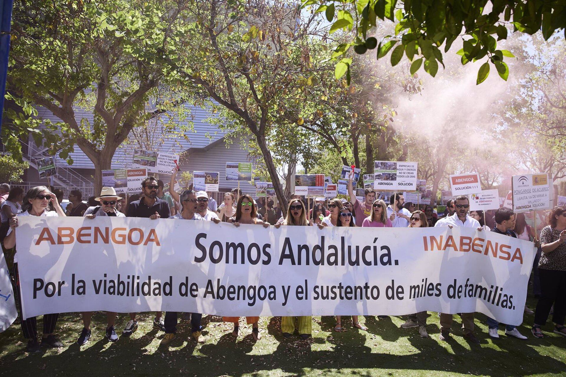 Varias personas portan un pancarta durante la concentración de los trabajadores de Abengoa en la consejería de Economía en una imagen de archivo / Joaquin Corchero - Europa Press